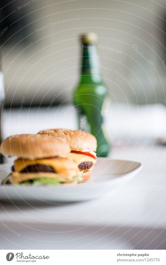 Burger and Beer Lebensmittel Ernährung Mittagessen Abendessen Fastfood Getränk Alkohol Bier Teller Wohnung Tisch Wohnzimmer lecker Hamburger Cheeseburger