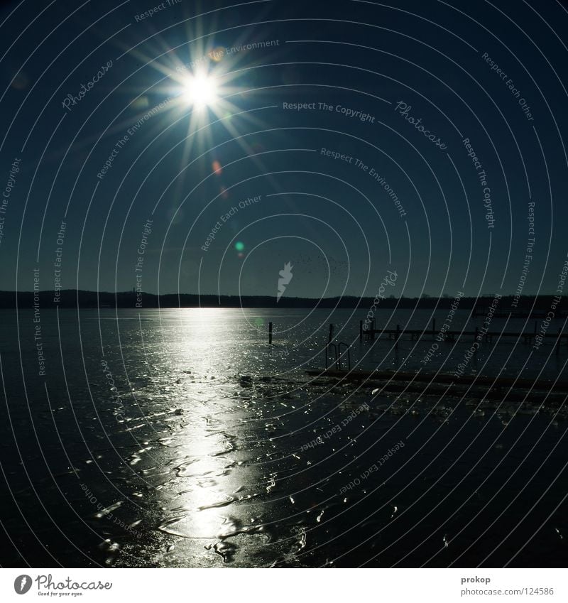 Hier ist jeder ein Jesus kalt Gegenlicht See Teich Meer Spiegel Horizont Wolken glänzend Rascheln heilig Ferne horizontal Muster gefroren Winter Steg Himmel