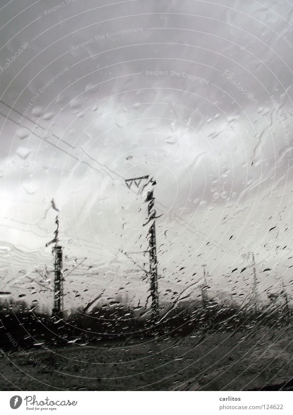 Frühlingswochenende ade Regen rieseln Tropfen Fenster schlechtes Wetter grau aphotisch Nebel trüb Wolken unklar bezogen dunkel Säule Pfosten Träger Strebe