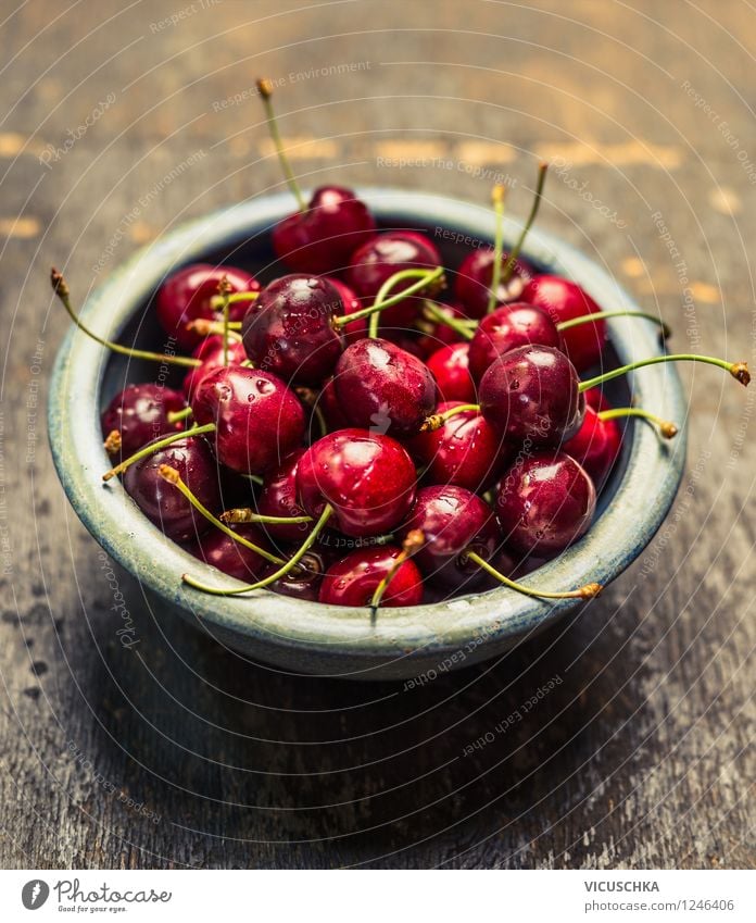 Kirschen in blauer Schüssel Lebensmittel Frucht Dessert Ernährung Bioprodukte Vegetarische Ernährung Diät Schalen & Schüsseln Lifestyle Stil Design