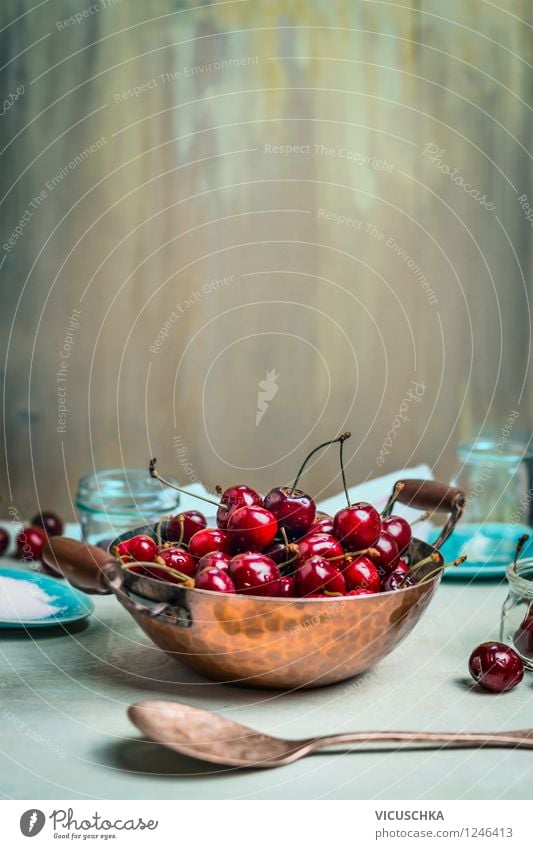 Alter Kupfertopf mit Kirschen auf dem Küchentisch Lebensmittel Frucht Marmelade Ernährung Frühstück Bioprodukte Vegetarische Ernährung Diät Geschirr Teller