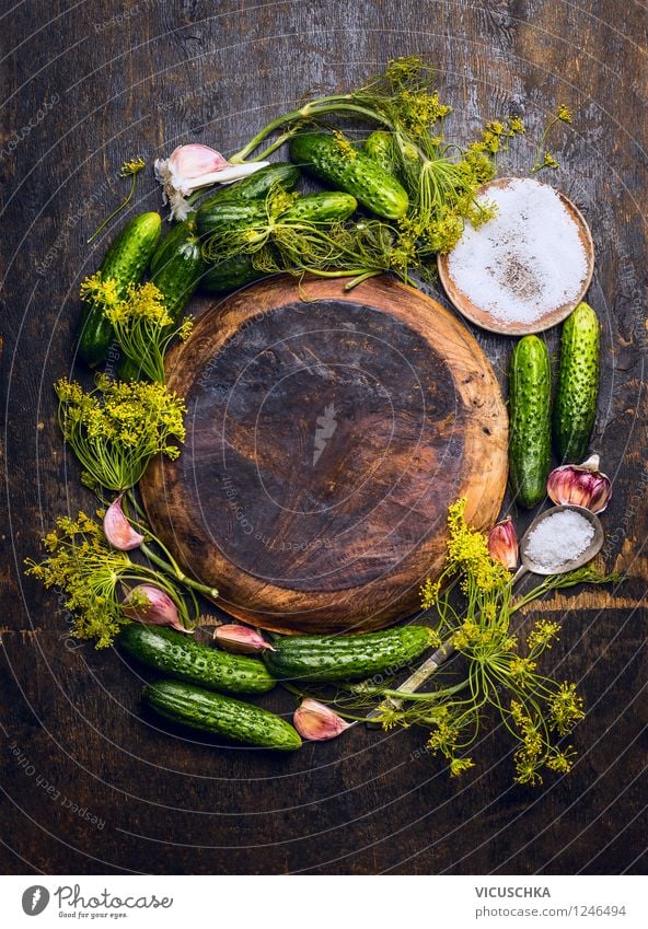 Zutaten für Gurken Einlegen Lebensmittel Gemüse Kräuter & Gewürze Ernährung Bioprodukte Vegetarische Ernährung Diät Teller Schalen & Schüsseln Löffel Stil