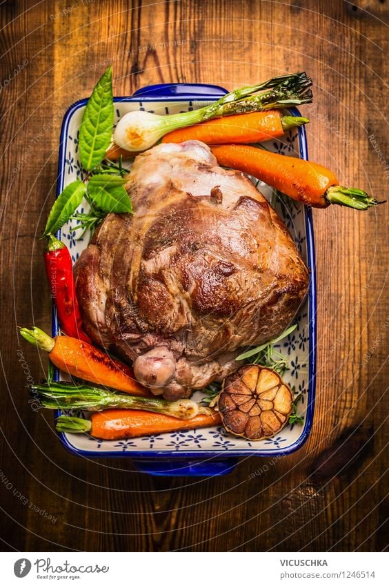 Lammkeule Braten mit Gemüse auf rustikalem Holztisch Lebensmittel Fleisch Festessen Bioprodukte Diät Stil Design Gesunde Ernährung Haus Tisch Küche