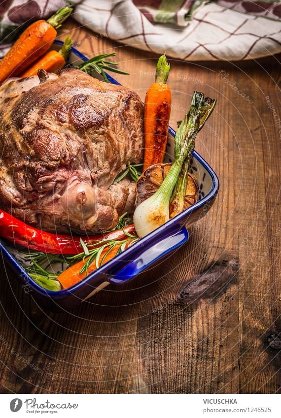 Lammkeule Braten mit geröstetes Gemüse Lebensmittel Fleisch Kräuter & Gewürze Ernährung Abendessen Festessen Bioprodukte Schalen & Schüsseln Stil Design Tisch