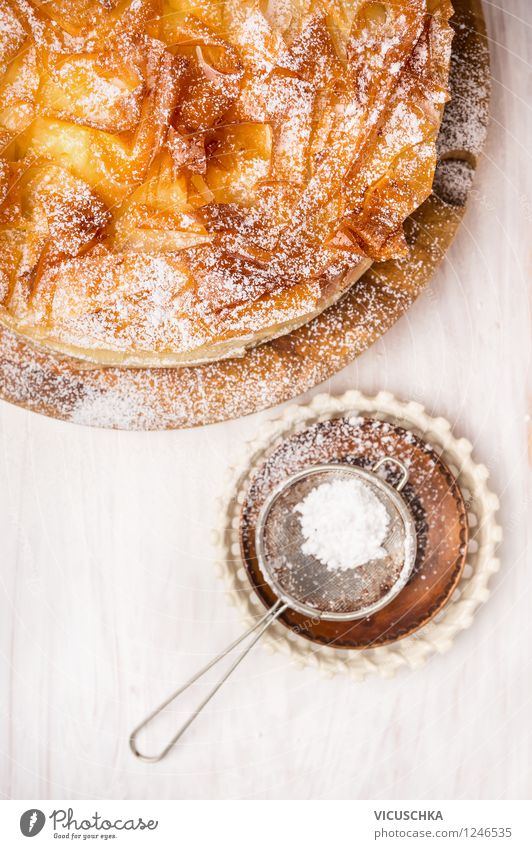 Filoteig Kuchen mit Puderzucker und Sieb Dessert Ernährung Mittagessen Kaffeetrinken Festessen Teller Schalen & Schüsseln Stil Design Tisch gelb Feinschmecker