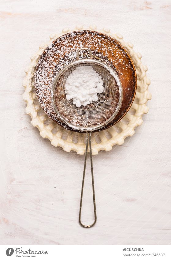 Sieb mit Puderzucker Lebensmittel Süßwaren Ernährung Teller Schalen & Schüsseln Löffel Stil Design Tisch Küche Dinge Gerät Holztisch Kuchen weiß altehrwürdig