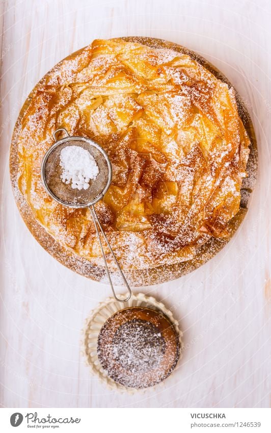 Filoteig Kuchen mit Puderzucker Lebensmittel Teigwaren Backwaren Ernährung Kaffeetrinken Teller Schalen & Schüsseln Stil Design Tisch Yufka Türkei Küche Sieb