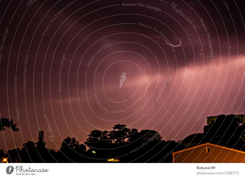 Gewitterwolke mit Wolke Erde Blitz Gewitterwolken Sommer Unwetter Sturm Blitze Angst Energie Kraft Farbfoto Außenaufnahme Nacht Starke Tiefenschärfe