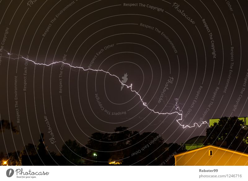 Querblitz Himmel Gewitterwolken Sommer Unwetter Blitze Skyline Einfamilienhaus Angst Energie Klima Kraft Farbfoto Außenaufnahme Nacht Starke Tiefenschärfe