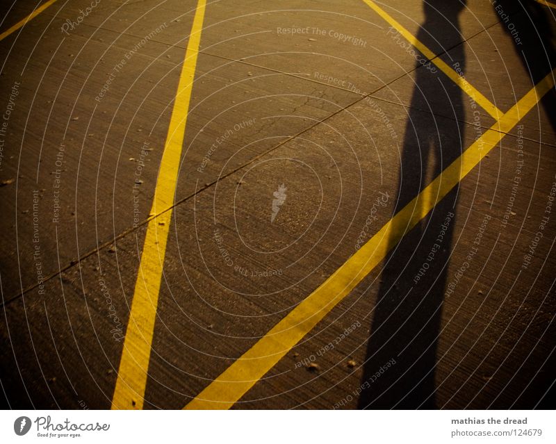 DREIECK gehen Beton hart unbequem gelb Dreieck Geometrie Furche Sonnenlicht Verkehrswege Mann schön spaziern Schatten Silhouette Wege & Pfade Bodenbelag Stein