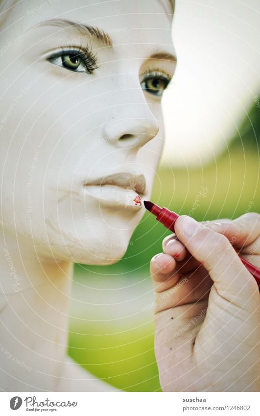 verschönern .. Gesicht Kopf Schaufensterpuppe Auge Nase Mund leblos falsch perfekt kalt Hand Finger zeichnen malen Filzstift rot Lippen Kindheit