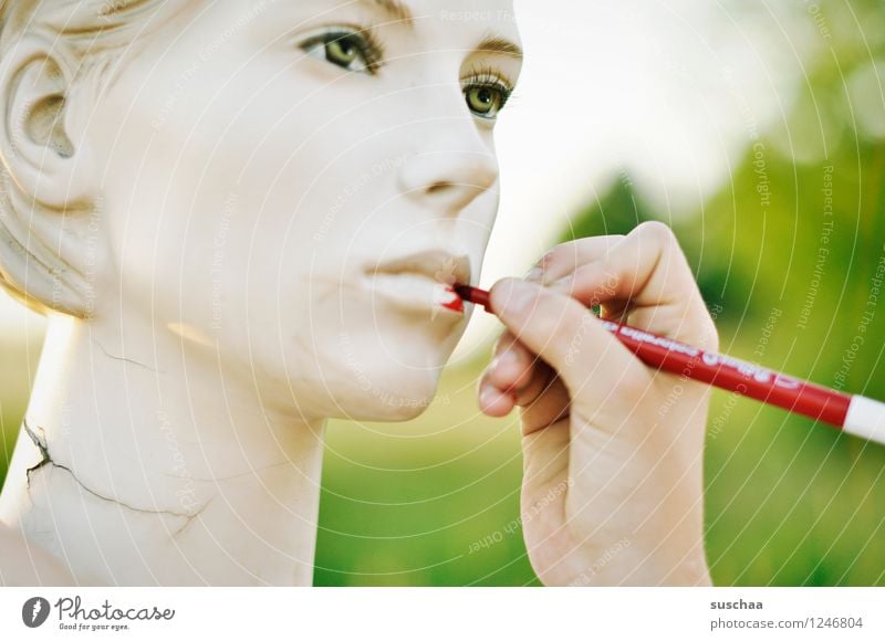 verschönern ... Gesicht Kopf Schaufensterpuppe Auge Nase Mund leblos falsch perfekt kalt Hand Finger malen Filzstift rot Lippen