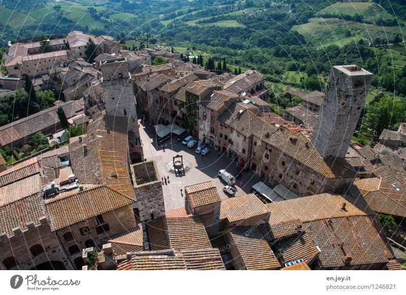 Piazza della Cisterna Ferien & Urlaub & Reisen Tourismus Ausflug Sightseeing Städtereise Sommer Sommerurlaub Umwelt Landschaft Feld Wald San Gimignano Toskana