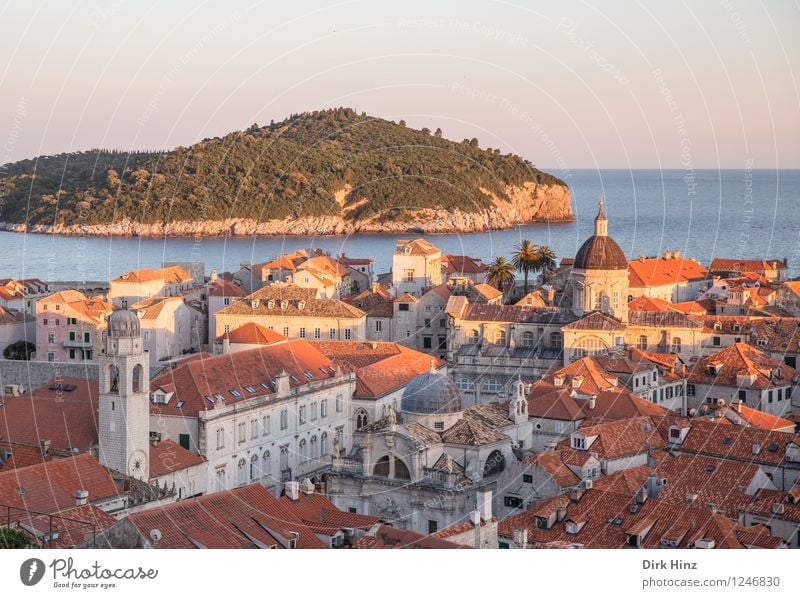 Old Town - Dubrovnik Stadt Altstadt Haus Gebäude Dach Sehenswürdigkeit Wahrzeichen Denkmal blau grau orange Stimmung Tradition Mittelalter historisch