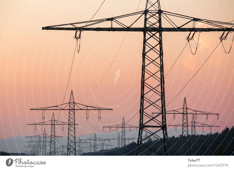 Fernstrom Energiewirtschaft Erneuerbare Energie Sonnenenergie Energiekrise Tower (Luftfahrt) Kraft ästhetisch Hochspannungsleitung Strommast Farbfoto