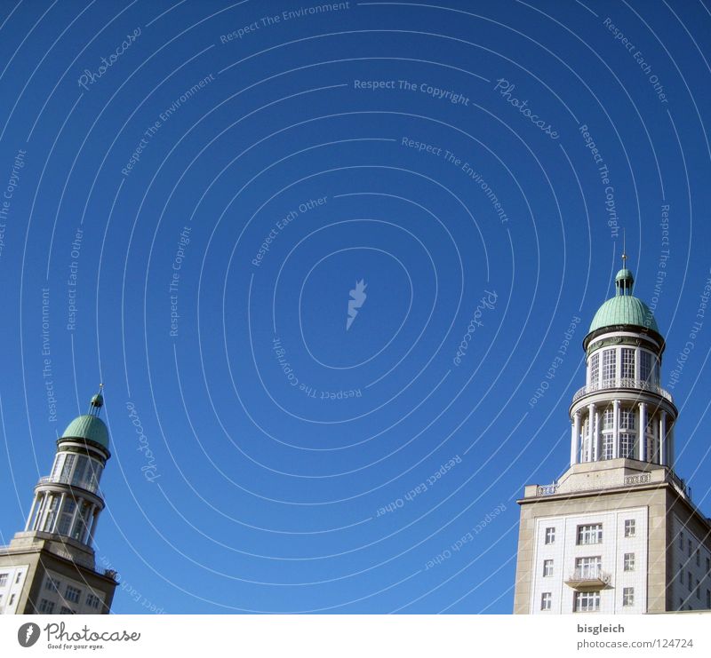 Frankfurter Tor (Berlin) Farbfoto Außenaufnahme Menschenleer Textfreiraum oben Haus Himmel Deutschland Europa Hauptstadt Verkehrswege blau Friedrichshain