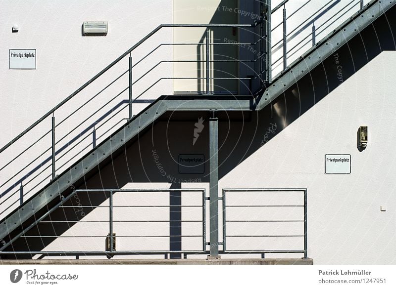 Außentreppe Architektur Schönes Wetter Kanton Freiburg Deutschland Europa Stadt Stadtzentrum Haus Gebäude Mauer Wand Treppe Fassade Beton Stahl gebrauchen kalt