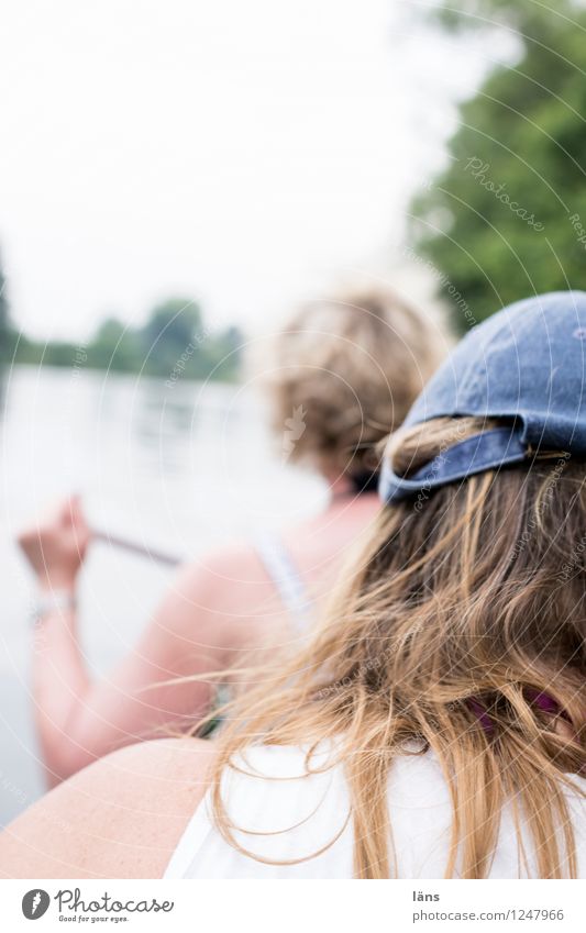 vorwärts Ferien & Urlaub & Reisen Wassersport Mensch feminin Leben Kopf Haare & Frisuren Arme 2 Umwelt Natur Sommer Flussufer Zusammensein Lebensfreude