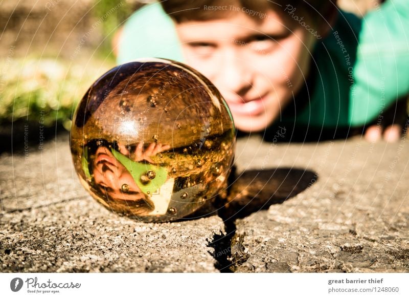 Der Beobachter Mensch maskulin Kind Junge Bruder Kindheit 1 3-8 Jahre Natur Sommer Schönes Wetter Glas beobachten Lächeln liegen gelb gold grün Neugier