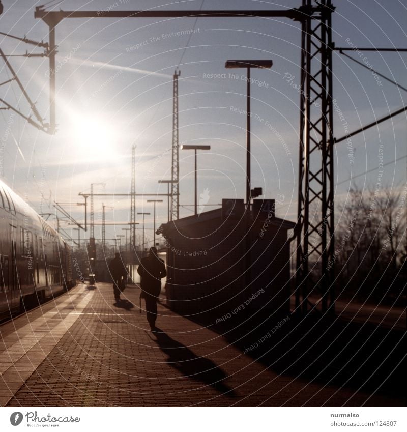 Ankunft im Morgen Halt gehen Bahnsteig Eisenbahn Elektrizität Licht aufgehen Haus schön lang Fernweh Arbeit & Erwerbstätigkeit Arbeitsweg Potsdam Park Tourist