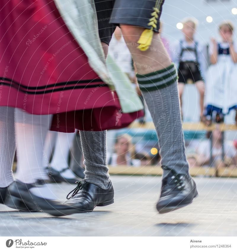 Schwingerklub mit Nachwuchs Tanzen Beine Mensch Mädchen Junge Frau Erwachsene Mann Fuß Wade Rock Kleid Strümpfe Kniestrümpfe Trachtenkleid Krachlederne