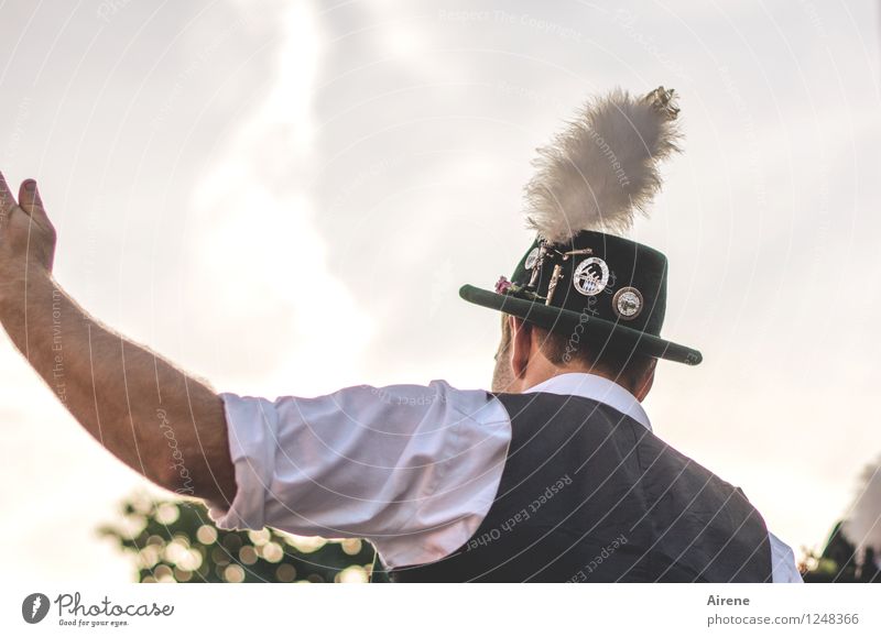 Auf geht's Mensch maskulin Mann Erwachsene Kopf Rücken Arme 1 30-45 Jahre Weste Tracht Volkstracht Gebirgstracht Hut Trachtenhut Filzhüte Hutfeder Adlerfeder