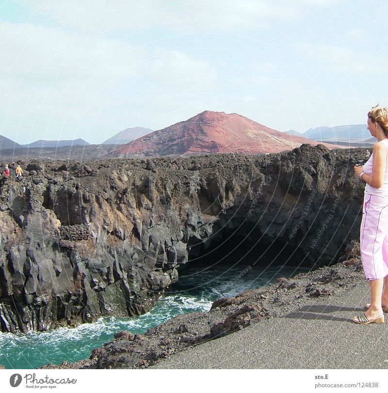 Lanzaro(u)te Frau Lanzarote Landschaft Hintergrundbild Horizont Gipfel steinig trist Pflanze Meer See Stein wandern Ferien & Urlaub & Reisen Wolken