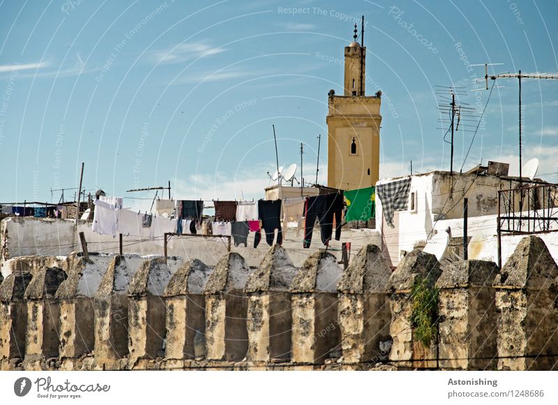 Wäsche vor der Moschee Himmel Wolken Horizont Sommer Wetter Schönes Wetter Fes Marokko Afrika Stadt Haus Turm Bauwerk Gebäude Mauer Wand Treppe Sehenswürdigkeit