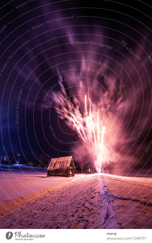 Heute lassen wir es krachen! Freude Feste & Feiern Silvester u. Neujahr Winter Eis Frost Schnee Feuerwerk Holzhütte glänzend leuchten außergewöhnlich mehrfarbig