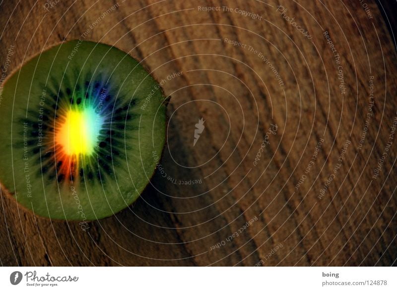 Kiwi Regenbogen Lichtbrechung Wassertropfen Tropfen Prisma Kristallstrukturen Kristalle Linse Spektralfarbe Strahlung Halo RGB blau grün gelb rot Farbe