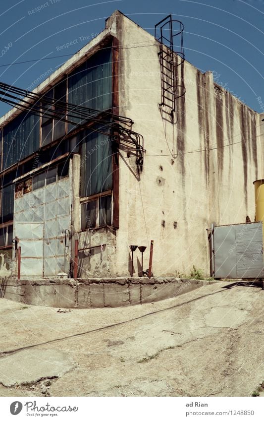 Dying World Arbeit & Erwerbstätigkeit Handwerker Arbeitsplatz Fabrik Industrie Wolkenloser Himmel Schönes Wetter Industrieanlage Ruine Tor Bauwerk Gebäude