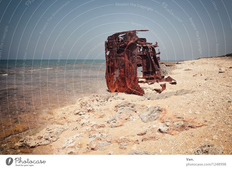 Strandgut Sommerurlaub Insel Himmel Wolkenloser Himmel Horizont Küste Meer Schifffahrt Schiffswrack Angespült Rost Farbfoto mehrfarbig Außenaufnahme