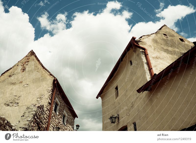 Vergessene Welt Himmel Wolken Sommer Schönes Wetter Dorf Kleinstadt Altstadt Skyline Menschenleer Haus Hütte Burg oder Schloss Ruine Bauwerk Gebäude Architektur