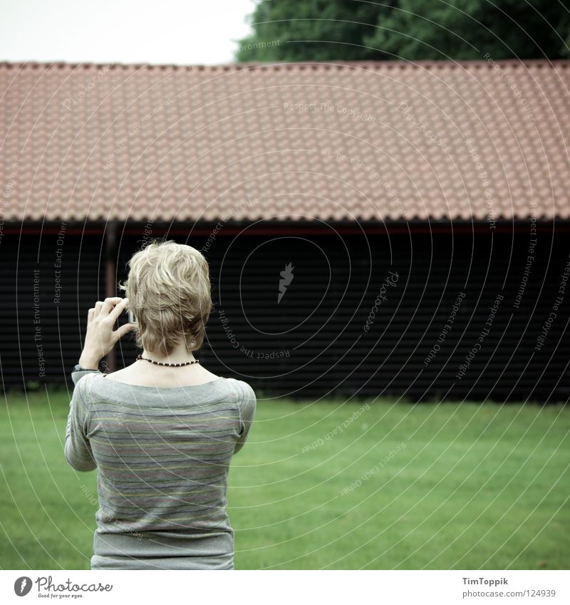 Die Knipserin Scheune Dach Dachziegel Haus Gebäude Frau feminin Fotografieren ländlich Digitalkamera Pullover T-Shirt Gras grün grasgrün Halskette Finger