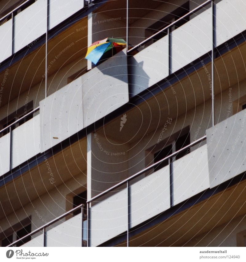 Der Schirm Haus Hochhaus Balkon Plattenbau Leipzig mehrfarbig grau Sommer Physik Stadt graphisch analog modern Farbe Regenschirm Schatten Wärme minmal Scan