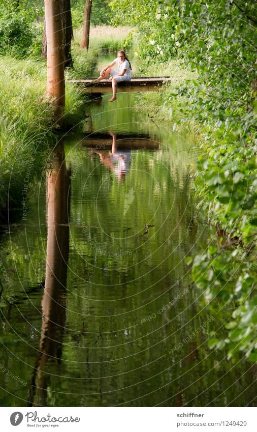 Spreedorado |Spiegelmai Mensch feminin Junge Frau Jugendliche Erwachsene 1 30-45 Jahre sitzen grün Reflexion & Spiegelung Spiegelbild Steg Brücke Baumstamm Tier