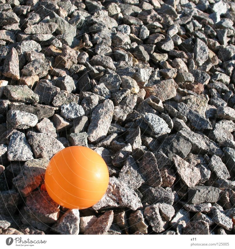 Ballon Auf Reisen Luft blasen rund Kies Einsamkeit Dekoration & Verzierung Stein Mineralien Luftballon Feste & Feiern orange Schatten Kugel Bodenbelag Punkt