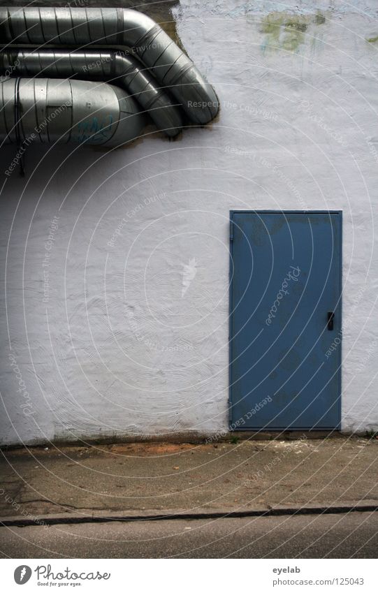 Zugang: Abluftbesichtigung Chrom weiß grau Bürgersteig Bordsteinkante Installationen Ausgang Eingang Wand Mauer Gebäude Haus Gewerbe Backstein Fassade