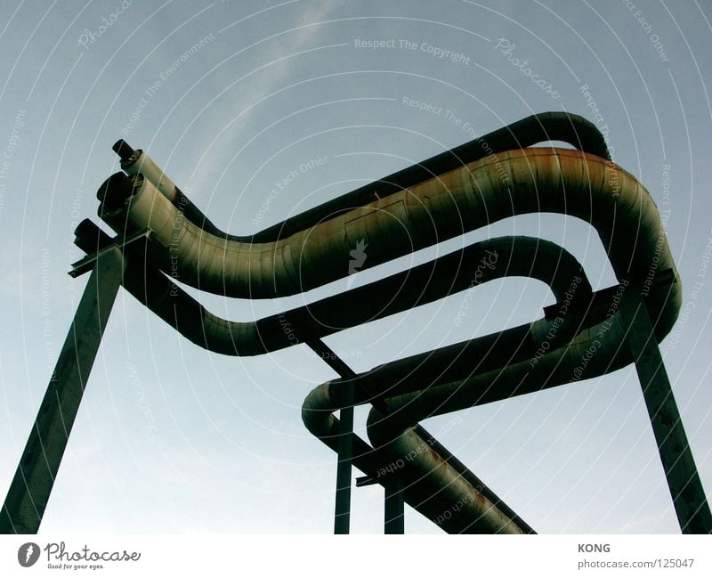 venom Halfpipe Versorgung Infrastruktur Industriefotografie industriell Psychoterror Schleife Rost dreibeinig graphisch verfallen Leitung Heizkörper industrial