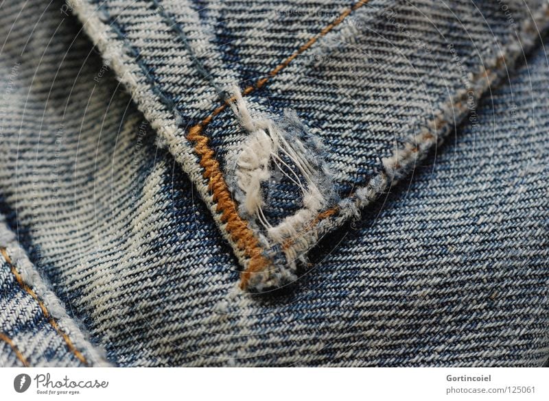 Auflösung Naht Bekleidung Hose Jeanshose Loch schäbig alt geplatzt gerissen Textilien Stoff Faser Abrieb kaputt schwarz weiß gelb Diesel Patchwork Makroaufnahme