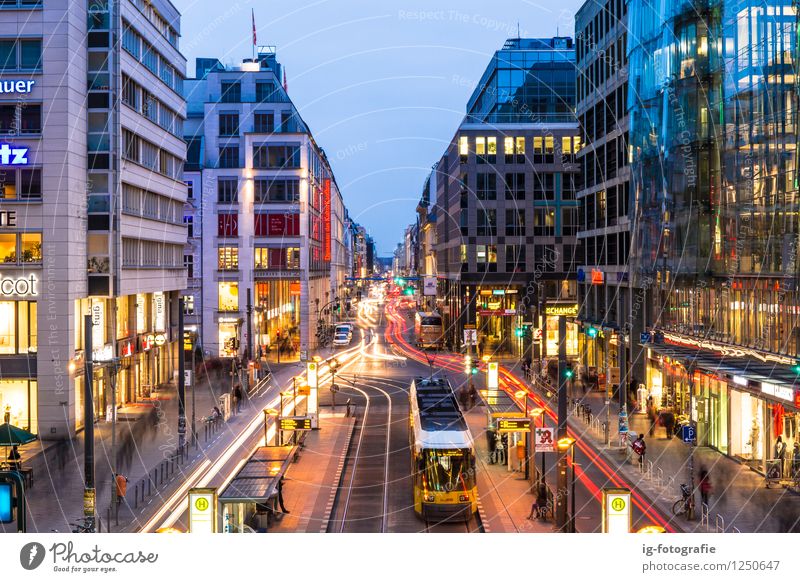 Nachtzeit in Berlin Friedrichstraße Bahnhof Friedrichstraße Deutschland Berufsverkehr Straßenverkehr Bahnfahren Ampel Straßenbahn Gefühle Macht Tatkraft