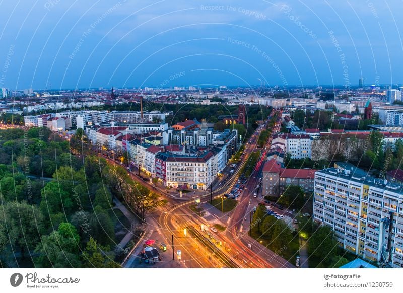 Verkehr in Berlin Skyline Berufsverkehr Autofahren Straße Bewegung leuchten nacht Nachthimmel Fahrbahn Verkehrswege Licht Blaue Stunde Panorama (Aussicht)