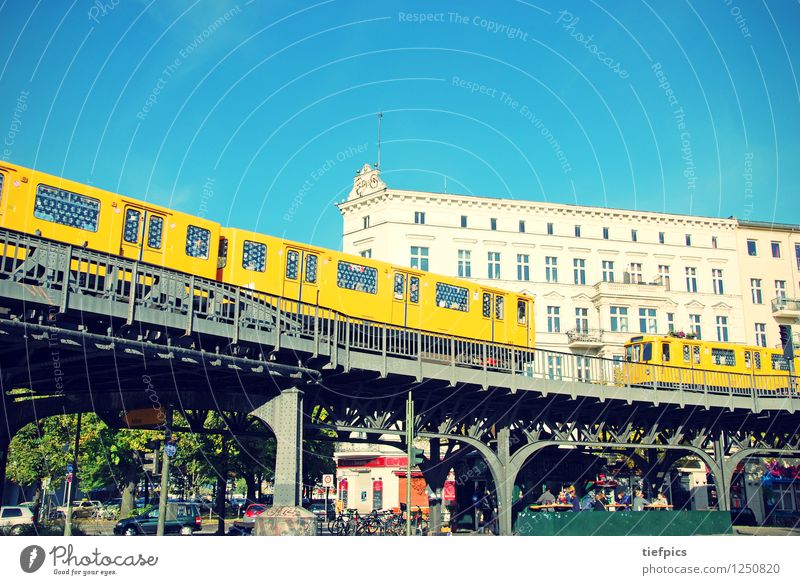 Berlin Schlesisches Tor Kreuzberg Sommer Haus Nachtleben ausgehen Architektur Eisenbahn Hochbahn U-Bahn Gleise Ferien & Urlaub & Reisen blau orange Kneipe