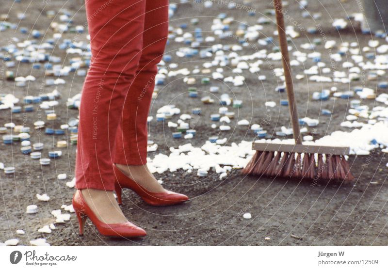 Woman in Red rot Frau Besen Schuhe Hose Müll Mensch Beine red woman broom legs shoes trousers garbage waste