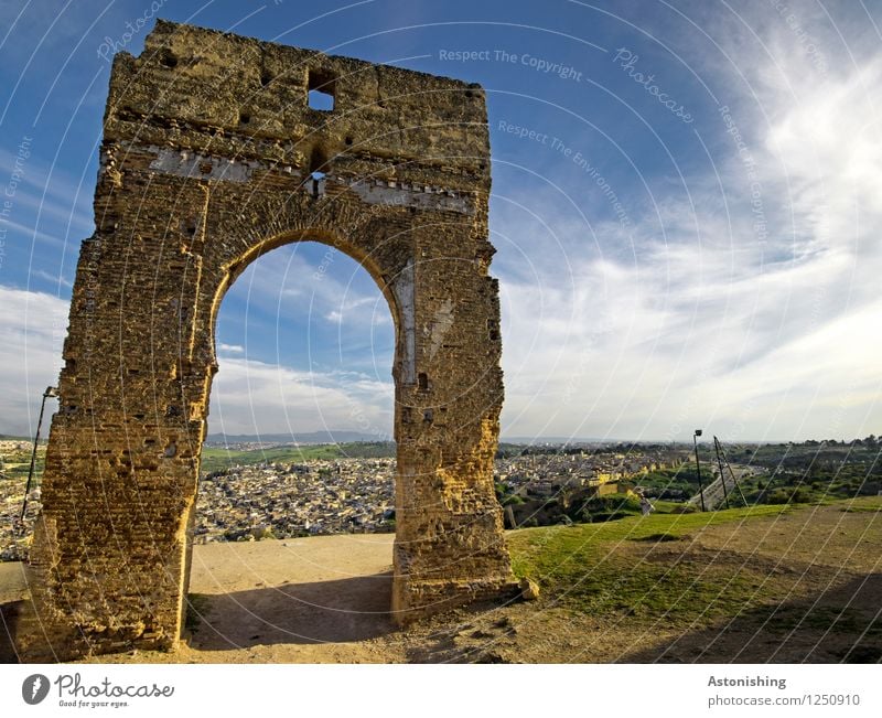 das alte Tor I Umwelt Natur Landschaft Sand Himmel Wolken Horizont Sommer Wetter Schönes Wetter Pflanze Gras Hügel Fes Marokko Afrika Stadt Haus Ruine Tür