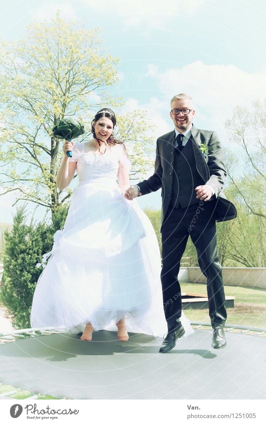 Jump! Mensch maskulin feminin Frau Erwachsene Mann Paar 2 18-30 Jahre Jugendliche 30-45 Jahre Baum Kleid Anzug schön Hochzeit Hochzeitspaar Trampolin springen