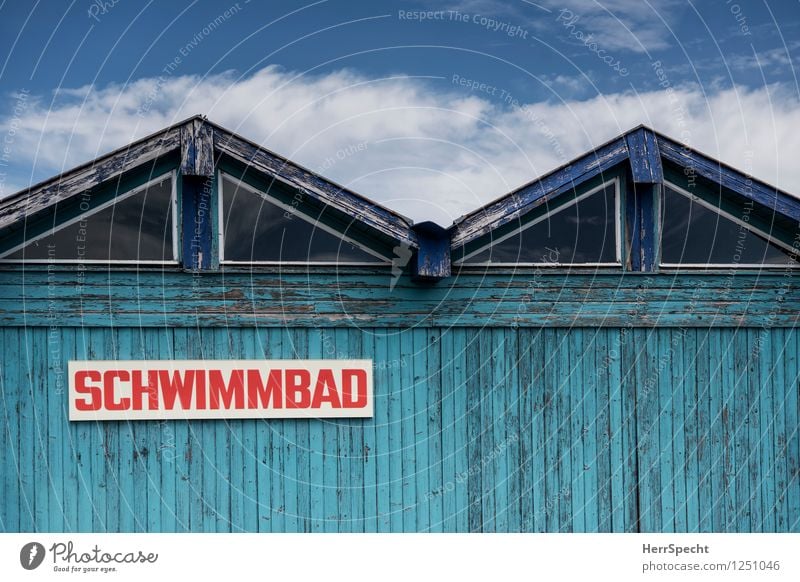 Sommer, Sonne, Schwimmbad Haus Bauwerk Gebäude Dach Holz Schriftzeichen Schilder & Markierungen Hinweisschild Warnschild alt Freundlichkeit schön trashig blau