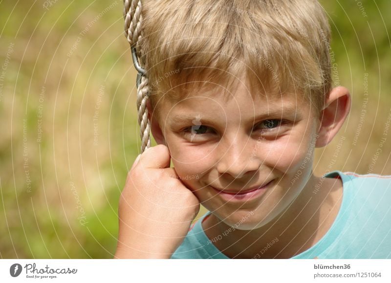 Bitte lächeln!!! Mensch maskulin Kind Junge Kindheit Jugendliche Kopf Hand 8-13 Jahre Lächeln schaukeln Spielen blond natürlich Freude Lebensfreude Gelassenheit