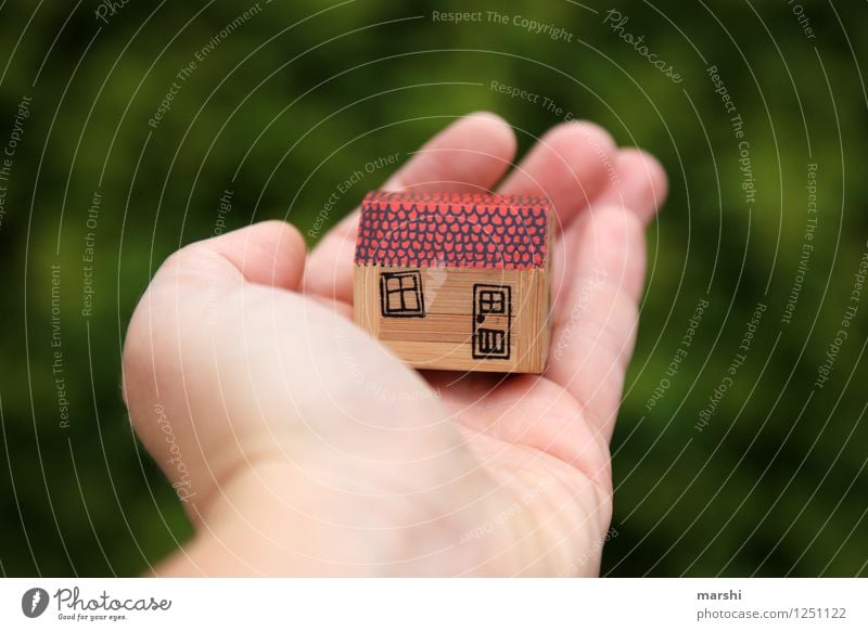 Haus im Grünen Natur Zeichen Stimmung Häusliches Leben Traumhaus bauen Hand Schutz grün Garten Einfamilienhaus Wohlgefühl Umzug (Wohnungswechsel) Farbfoto