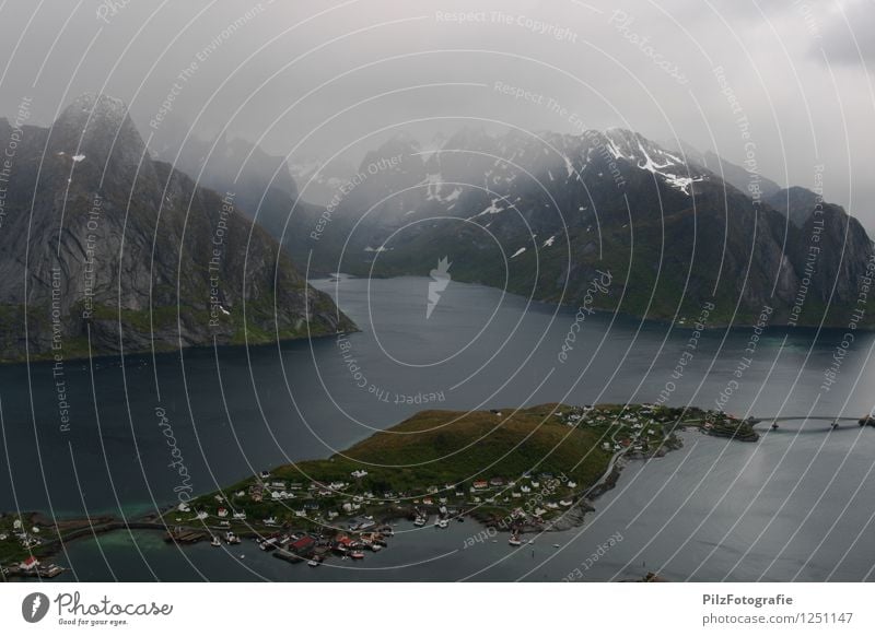 Reine - Lofoten Umwelt Natur Landschaft Himmel Wolken Nebel Schnee Wiese Felsen Berge u. Gebirge Gipfel Schneebedeckte Gipfel Küste Bucht Fjord Meer Insel